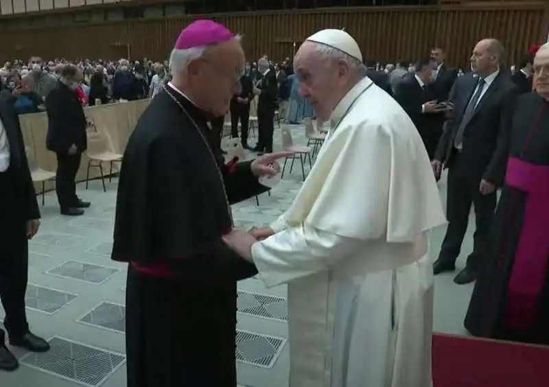 papa francesco in udienza senza mascherina 2