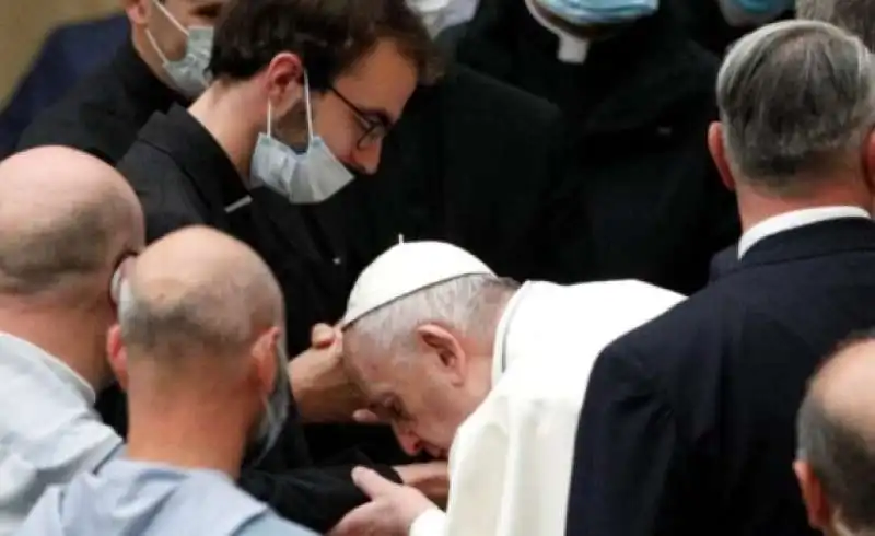 papa francesco in udienza senza mascherina 4