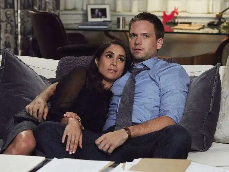 patrick j. adams e meghan markle 15