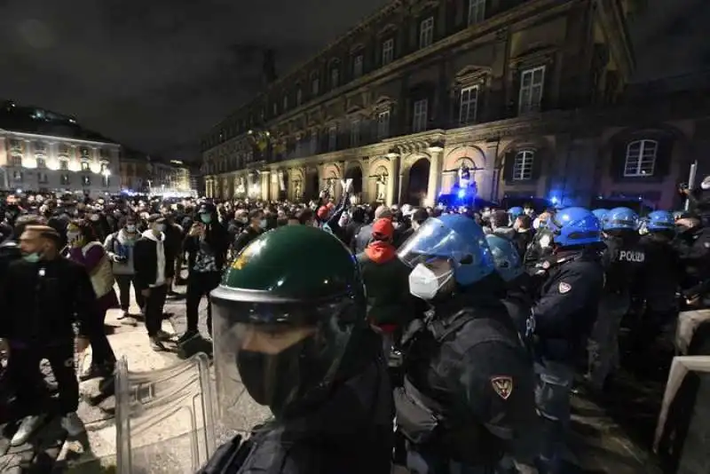 protesta a napoli contro le misure anti coronavirus 2