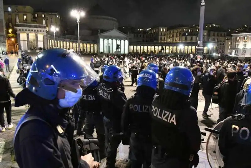 protesta a napoli contro le misure anti coronavirus 5