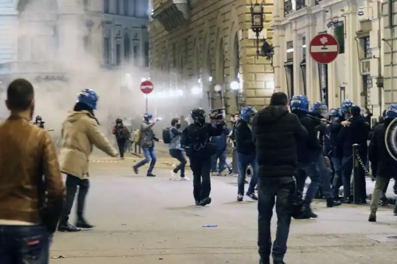 protesta contro le misure anti covid a firenze 3