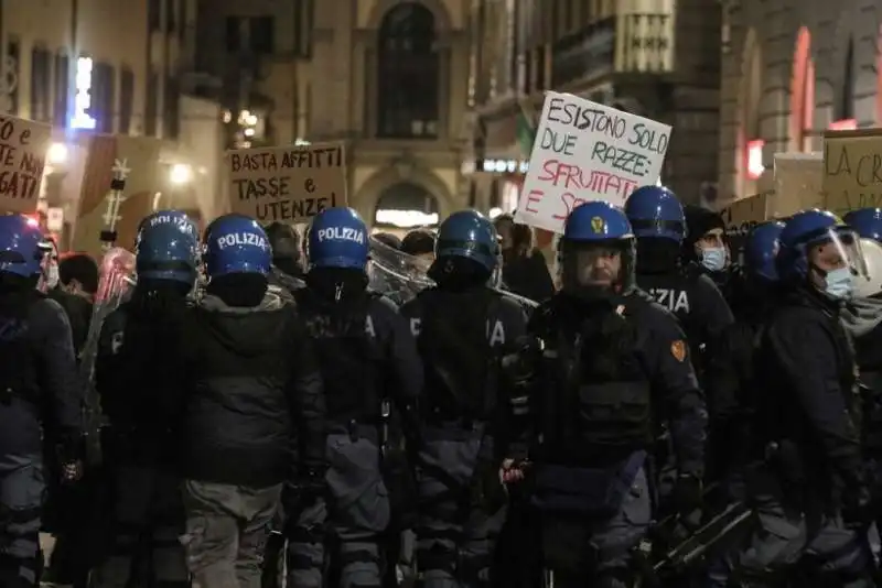 protesta contro le misure anti covid a firenze 7