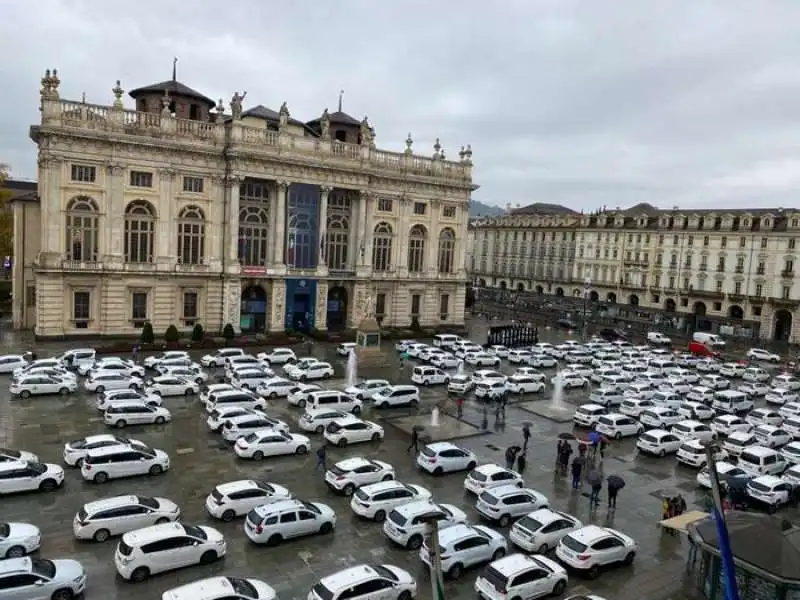 protesta dei tassisti a torino