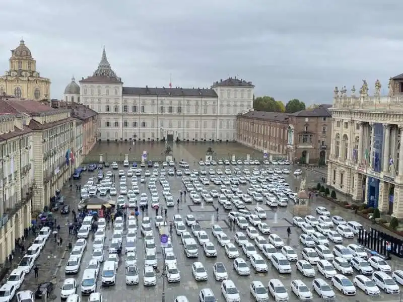 protesta dei tassisti a torino 2