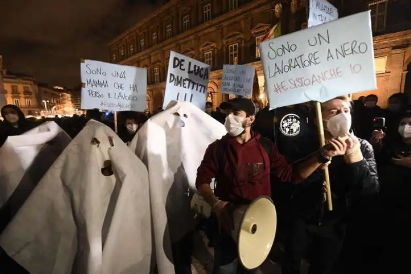 protesta per le misure anti covid   manifestazione a napoli