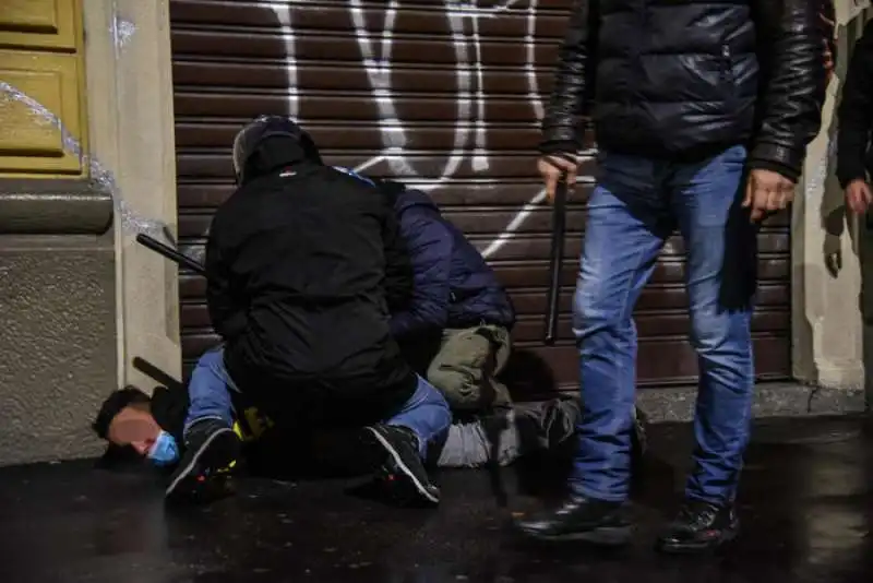 protesta per le misure anti covid   scontri a milano