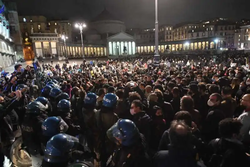 protesta per le misure anti covid   scontri a napoli 5