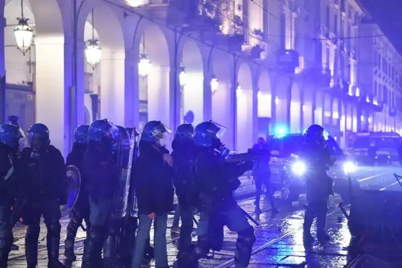 protesta per le misure anti covid   scontri a torino 