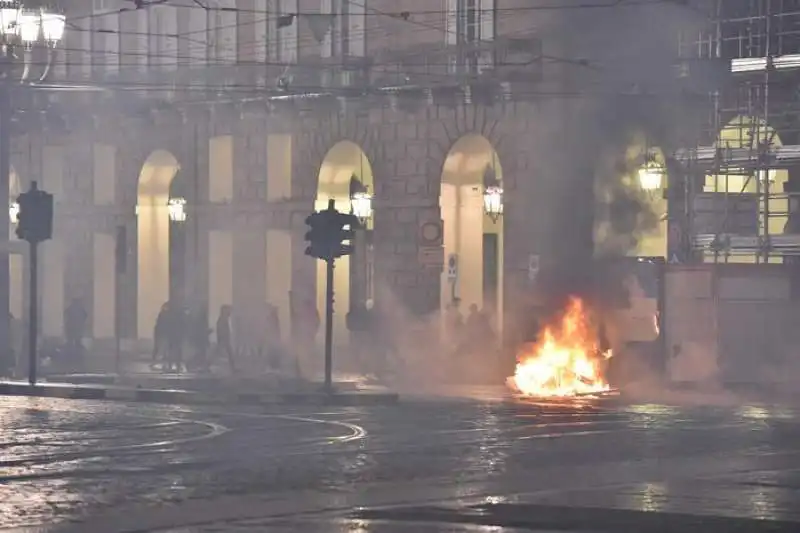 protesta per le misure anti covid   scontri a torino 3