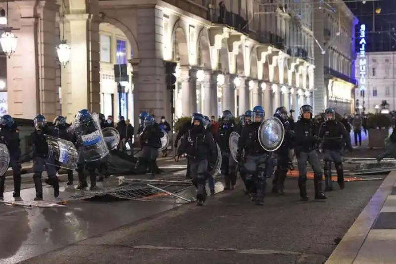 protesta per le misure anti covid   scontri a torino 5