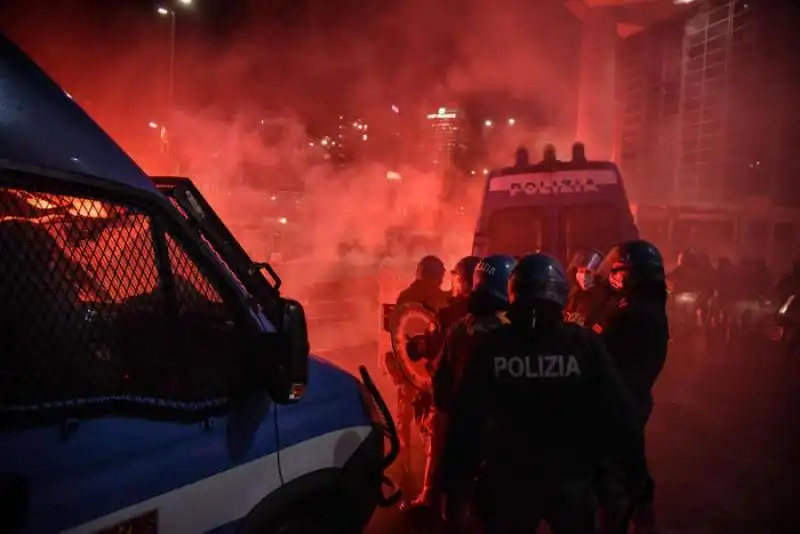 protesta per le misure anti covid   un momento degli scontri a milano  