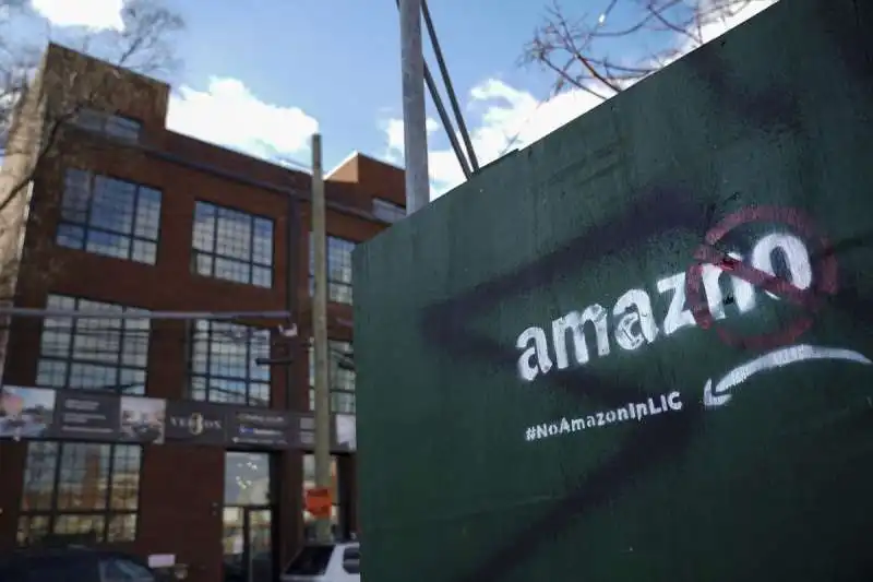 proteste contro amazon a new york