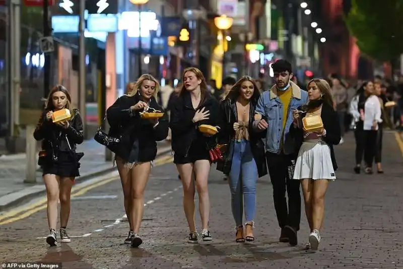 ragazze in giro per liverpool prima del coprifuoco 