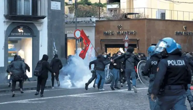 RIVOLTA A NAPOLI CONTRO LE MISURE ANTI COVID