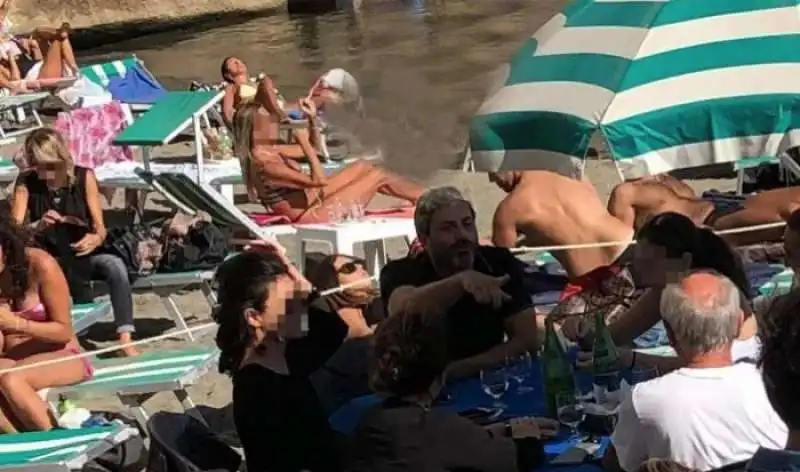 ROBERTO FICO IN SPIAGGIA SENZA MASCHERINA