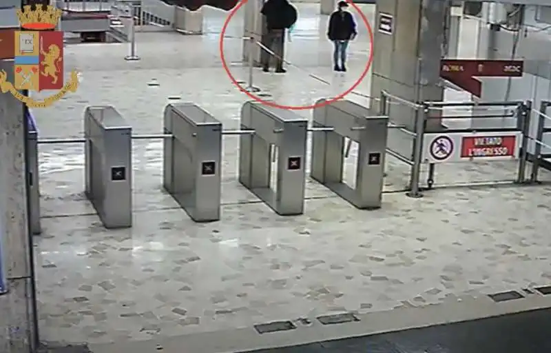 roma    rubano defibrillatore alla stazione della metro 