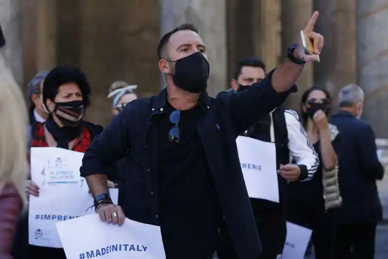 salvini contestato dai ristoratori al pantheon