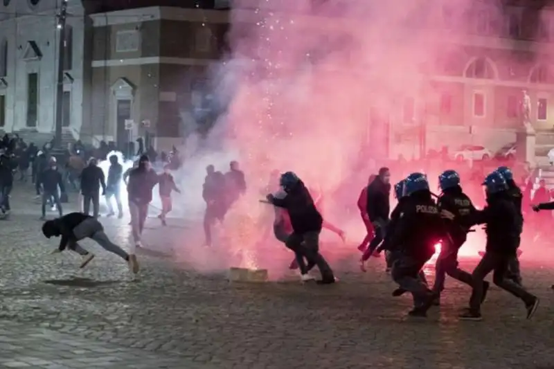 scontri a piazza del popolo   forza nuova e ultras contro le misure anti covid 5