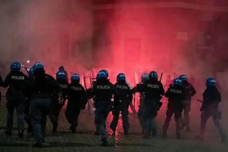 scontri a piazza del popolo   forza nuova e ultras contro le misure anti covid 6