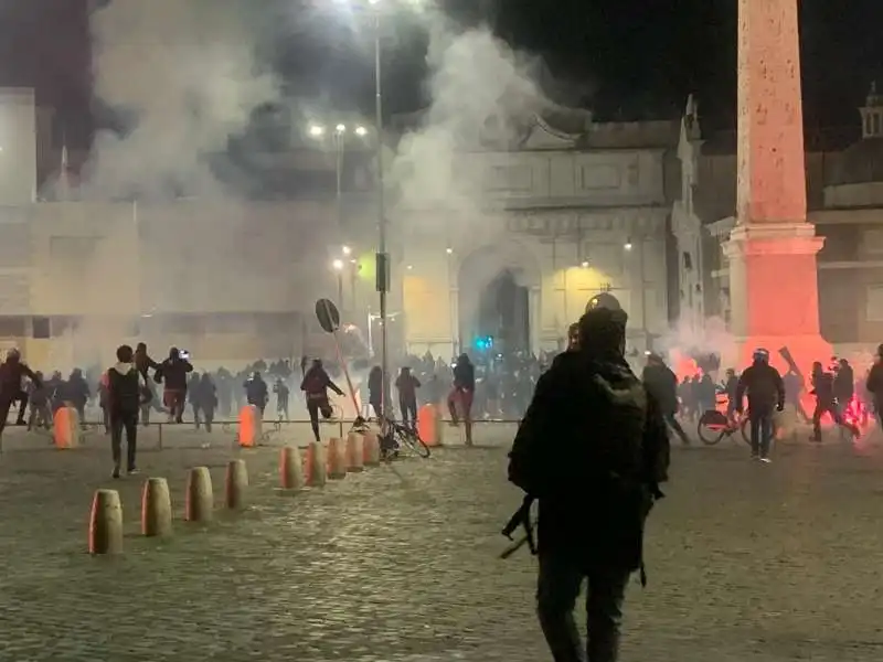 scontri a piazza del popolo   forza nuova e ultras contro le misure anti covid 7