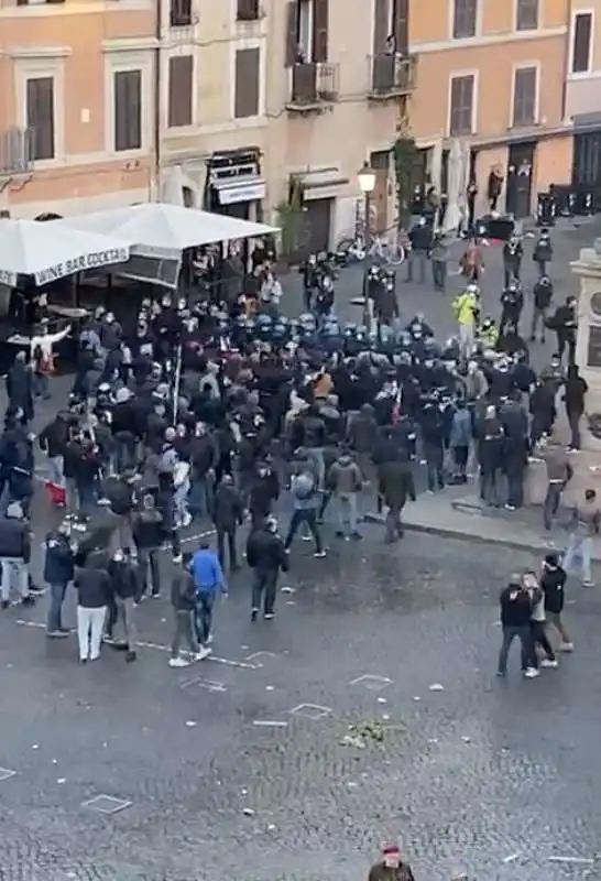 scontri tra polizia e manifestanti a campo de' fiori 1