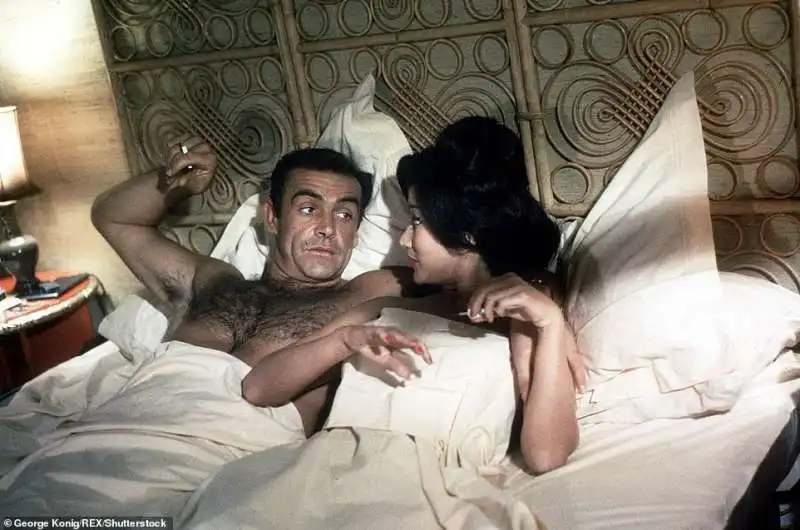 sean connery nel suo primo james bond con zena marshall