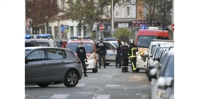 spari in una chiesa ortodossa a lione