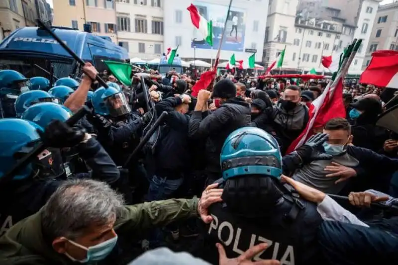 TENSIONE ALLA MANIFESTAZIONE NO LOCKDOWN CAMPO DE FIORI