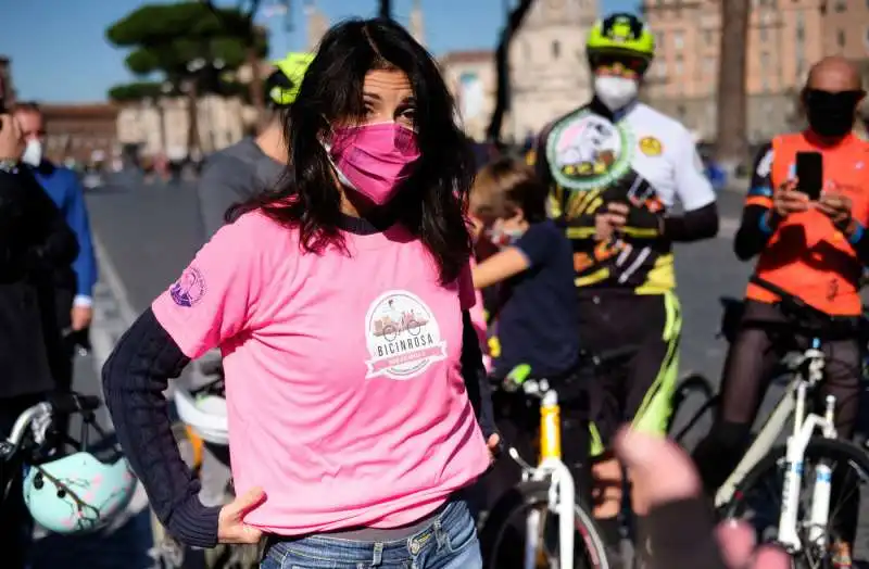 virginia raggi   bici in rosa 1