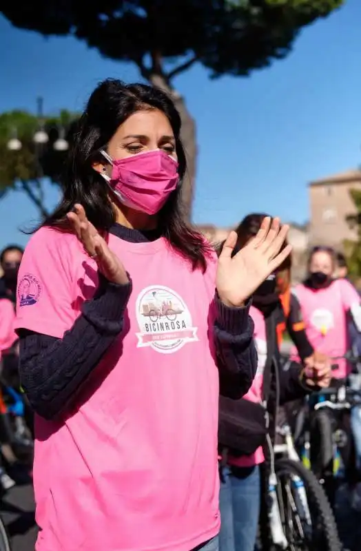 virginia raggi   bici in rosa