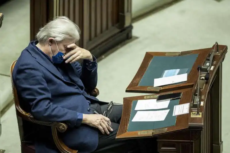 VITTORIO SGARBI DORME DURANTE L INTERVENTO DI CONTE ALLA CAMERA SUL DPCM DEL 18 OTTOBRE       