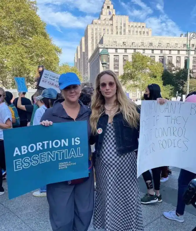 amy schumer e jennifer lawrence   manifestazione pro aborto