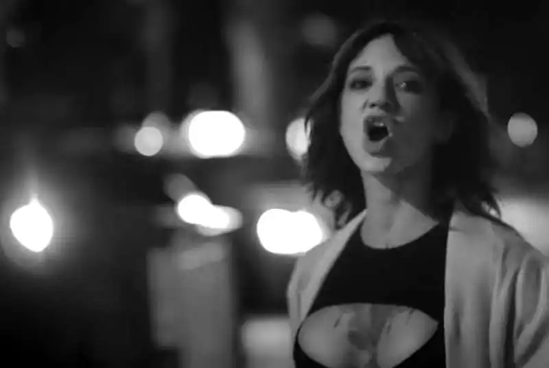 asia argento nel video di venerdi  9