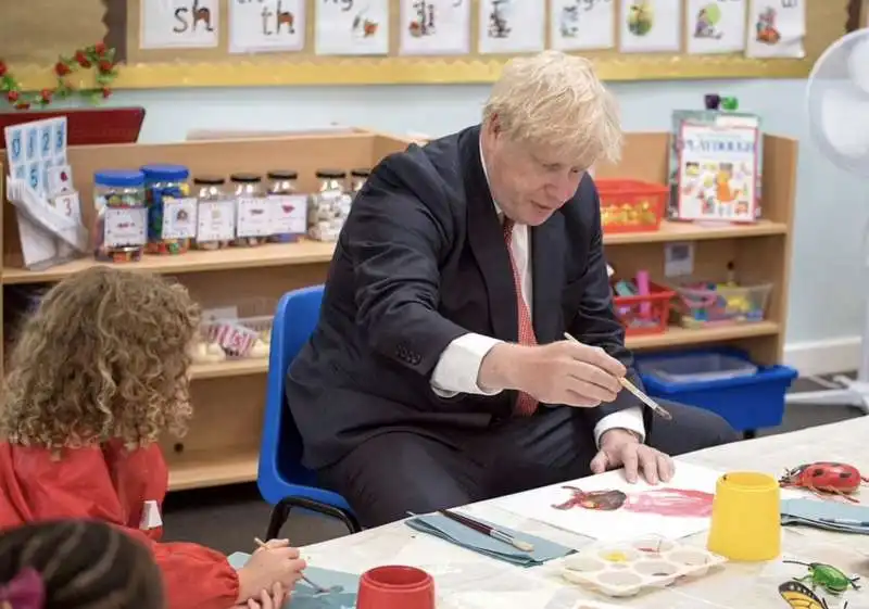 boris johnson mostra il suo talento con la pittura 