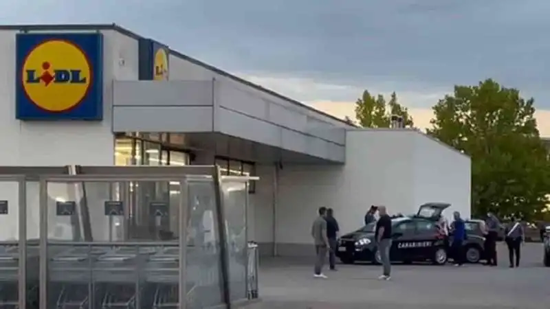 carabinieri al lidl di citta della pieve 