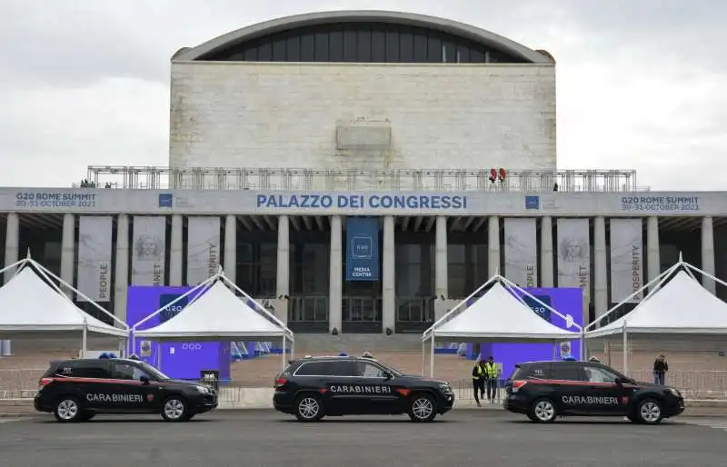 carabinieri di fronte al palazzo dei congressi all eur   g20  