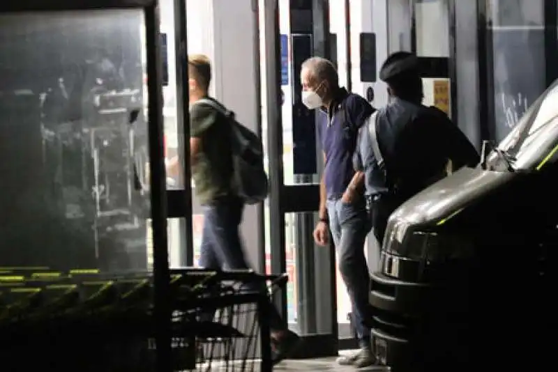 carabinieri di fronte al supermercato di citta della pieve. 