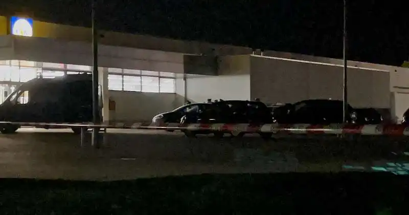 carabinieri di fronte al supermercato di citta della pieve