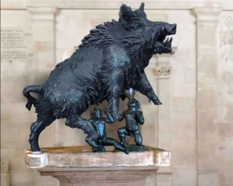 CINGHIALE AL POSTO DELLA LUPA CAPITOLINA