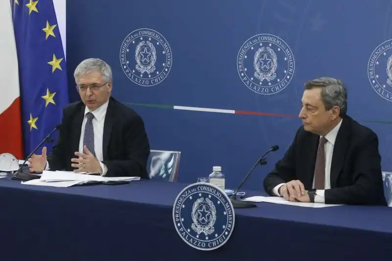 daniele franco mario draghi   conferenza stampa sulla manovra 