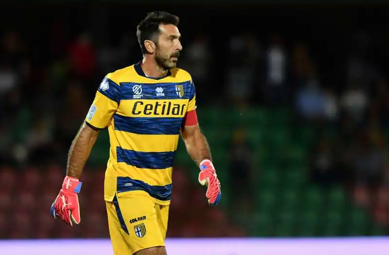 gianluigi buffon con la maglia del parma 3