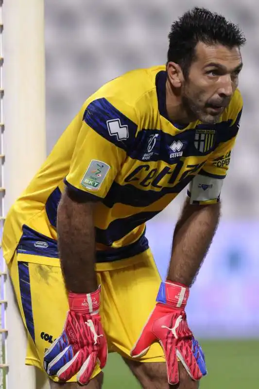 gianluigi buffon con la maglia del parma 5