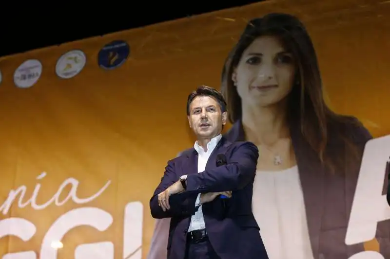 giuseppe conte al comizio di chiusura della campagna elettorale di virginia raggi 