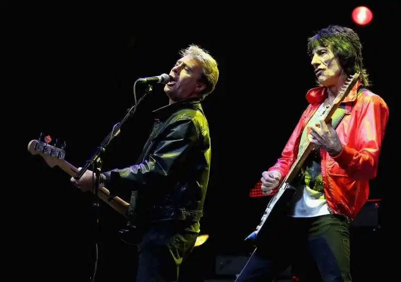 Glen Matlock Sex Pistols (a sinistra) con Ron Wood