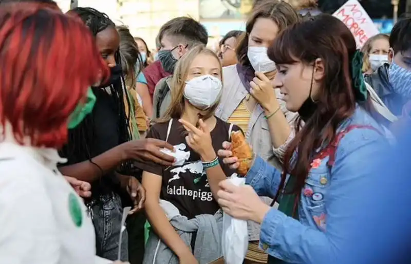 greta thunberg con il presunto fidanzato  a milano7