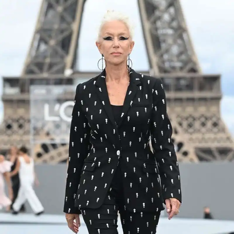 helen mirren alla paris fashion week  6