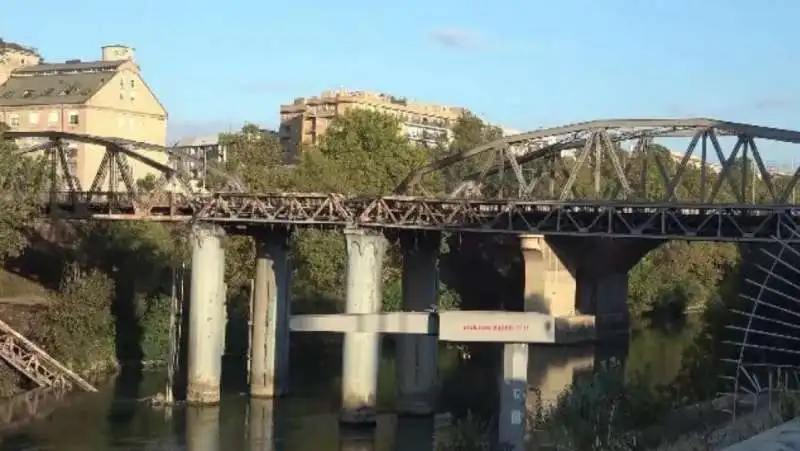 il ponte di ferro dopo l'incendio   1