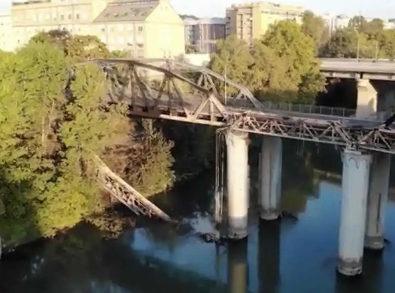 il ponte di ferro dopo l'incendio   2