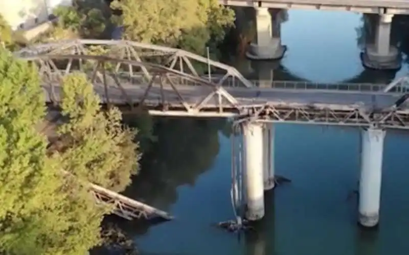 il ponte di ferro dopo l'incendio   4